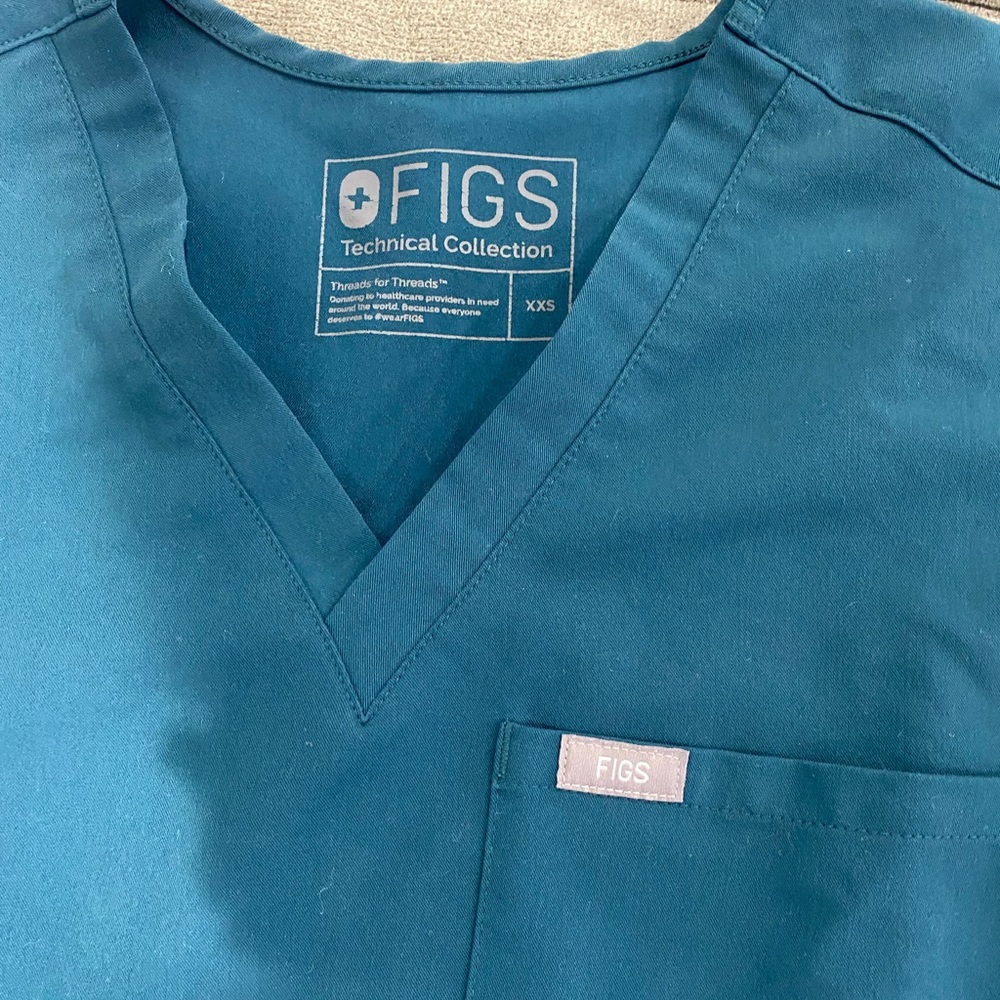 FIGS ONE POCKET TOP CARIBBEAN BLUE
